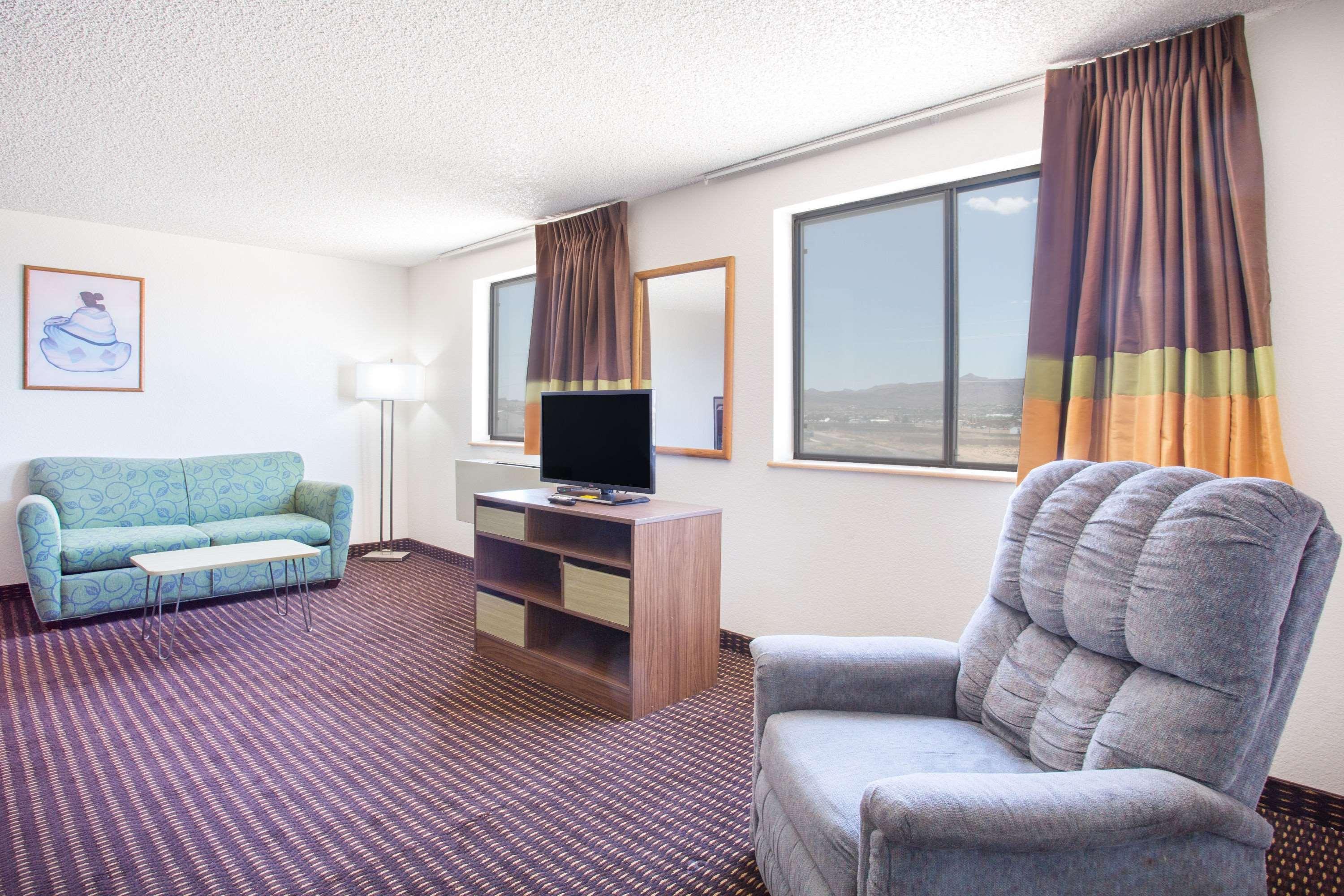 Super 8 By Wyndham Kingman Hotel Exterior photo