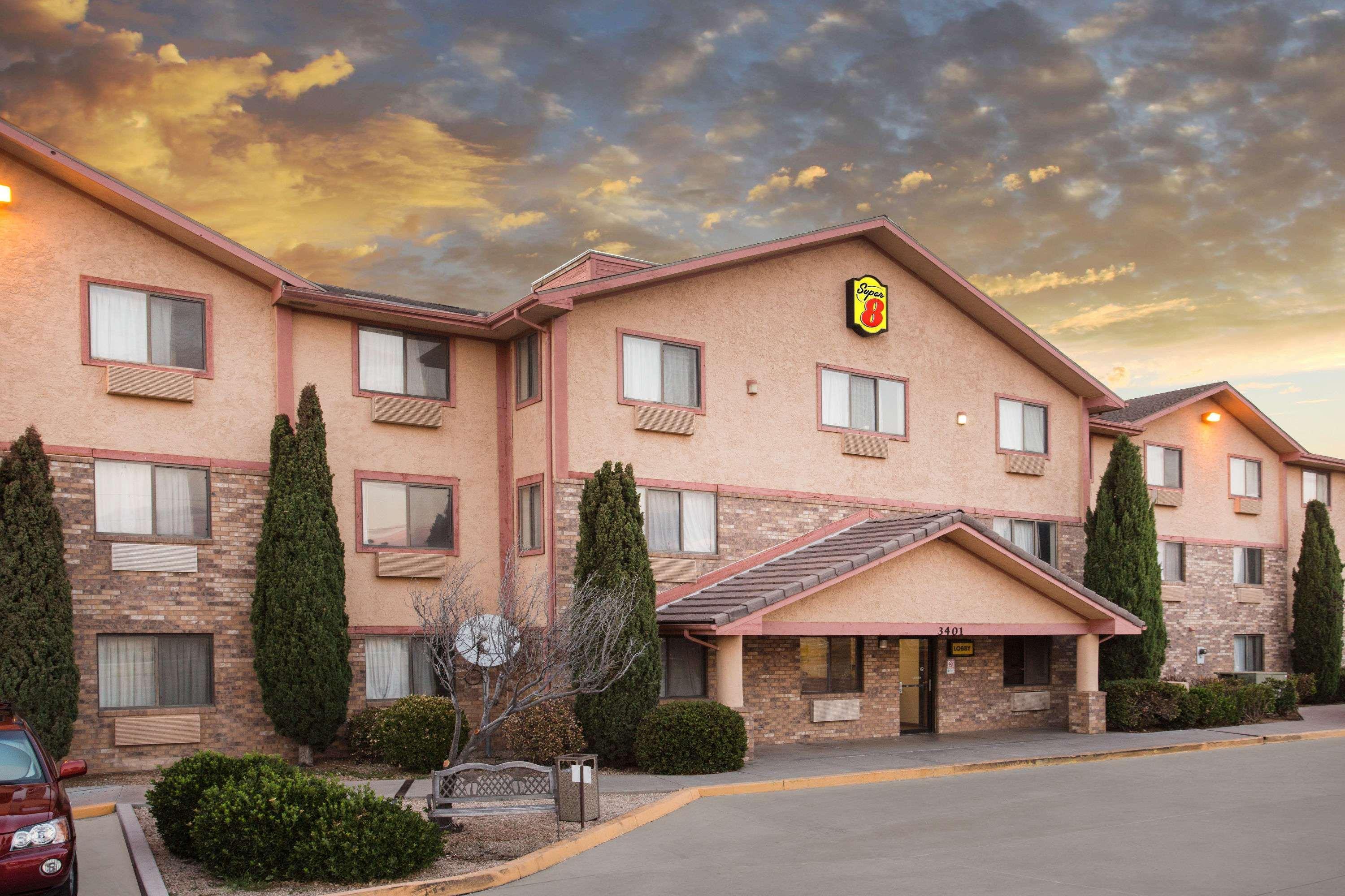 Super 8 By Wyndham Kingman Hotel Exterior photo